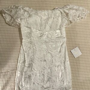 Lulus white off shoulder lace wedding dress
Size M